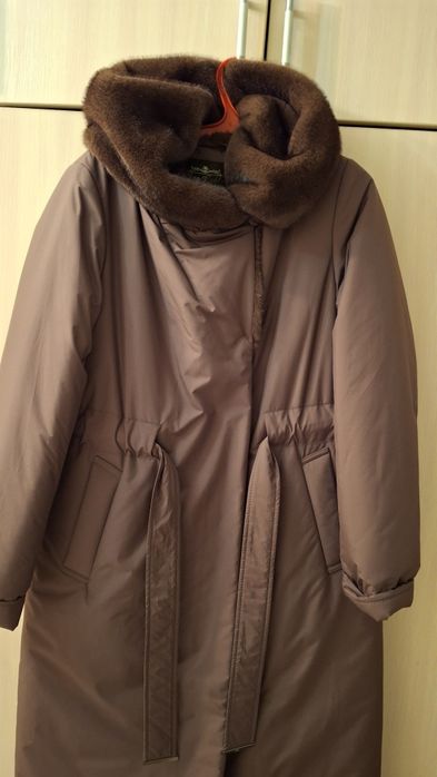 Продам зимнее пальто с мехом