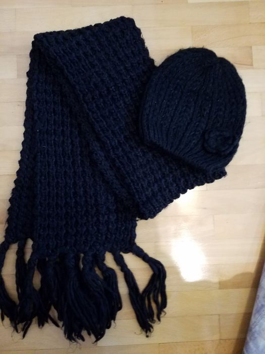 Set fular și căciulă MOA. Nou.