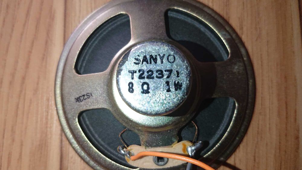 Стар висоговорител от  радио SANYO .