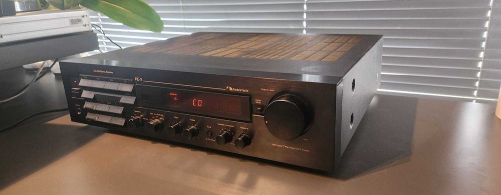 AM/FM Stereo Receiver - Nakamichi RE-2