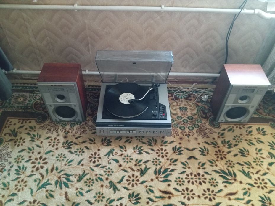 продается проигрыватель Вега 109 с пластинкой болalar