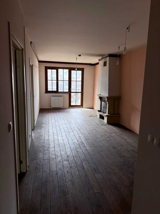 Тристаен апартамент с просторна всекидневна и тераса