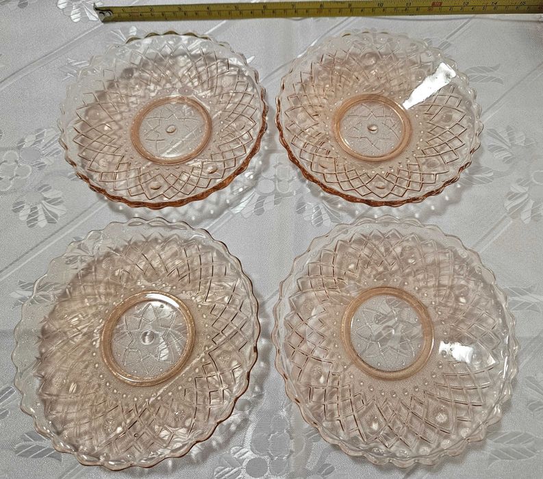 Ретро съдове от цветно стъкло за допълване на сервизи