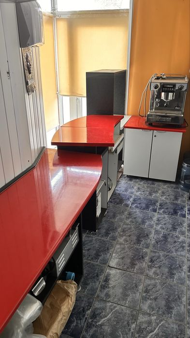 Vand mobilier comercial dintr-o clatitarie / patiserie