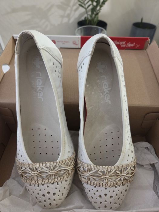 Бели дамски обувки Rieker