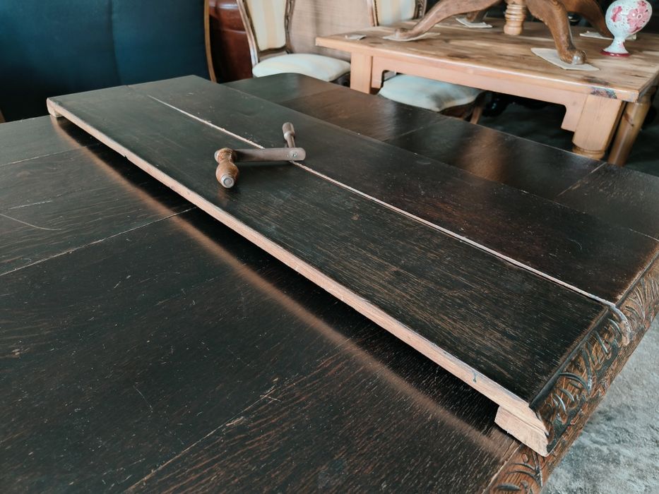 Антикварна трапезна маса с богата дърворезба