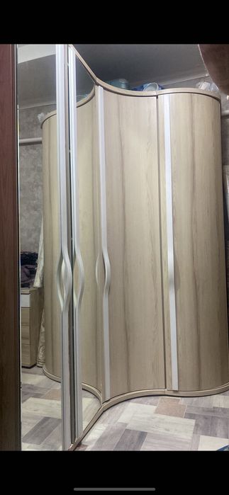 Шкаф угловой с зеркалами