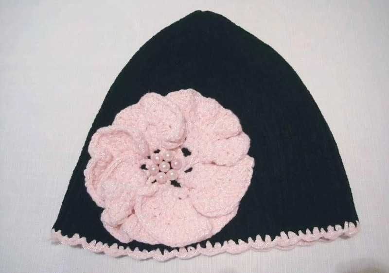Caciula neagra cu floare crosetata roz,stare f buna