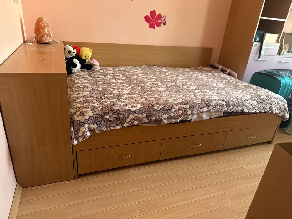 Продава трикрилен гардероб, спалня и бюро.