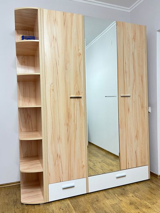 Шкаф с полкой и зеркалом