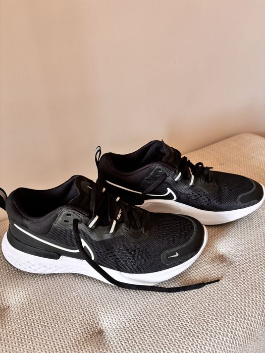 Маратонки Nike.