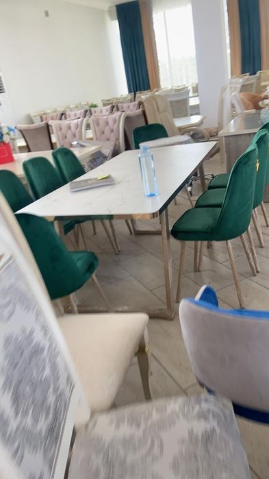 Стол и стулья, диваны