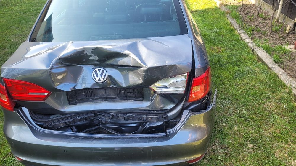 Vând VW JETTA avariat