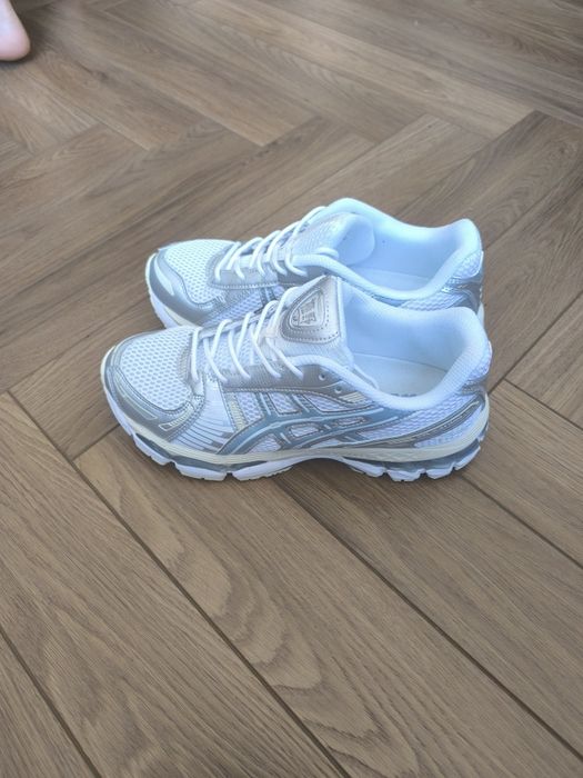 Продаю кроссовки asics