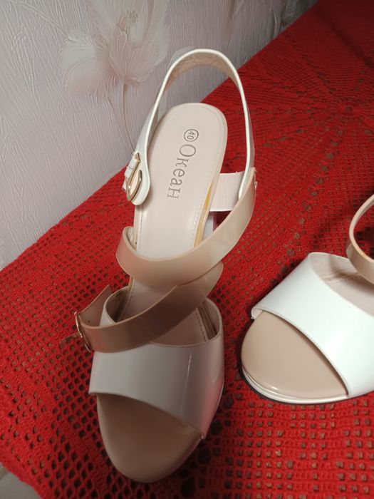 Продам женские босоножки.