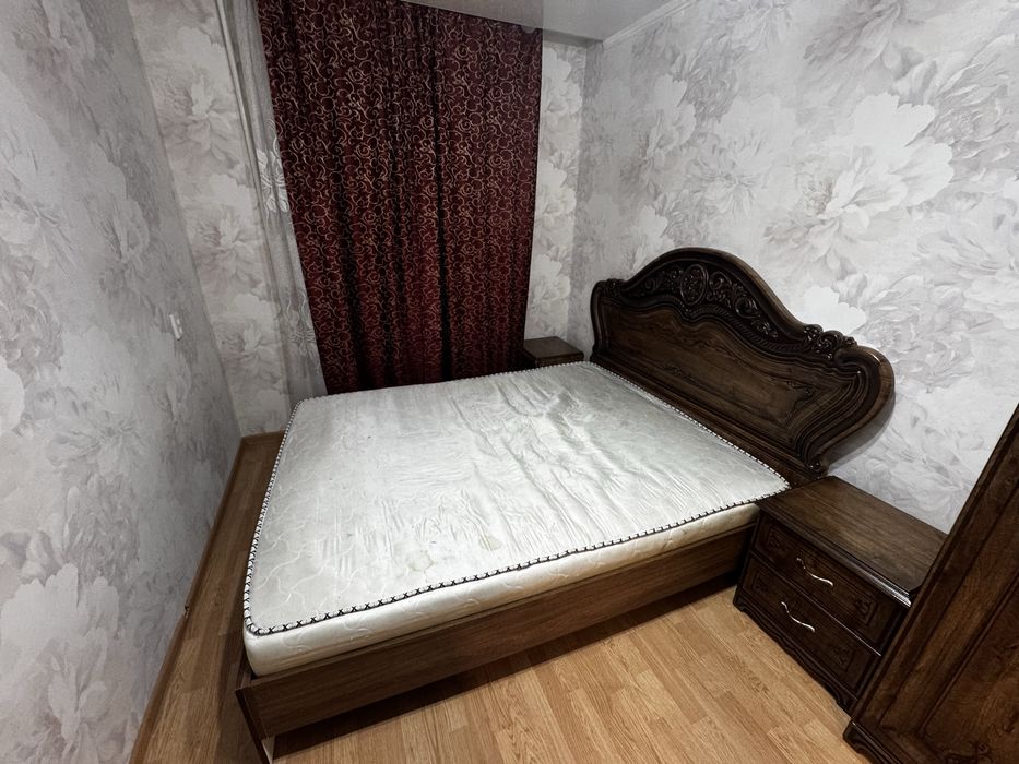 Продам спальный гаринитур Шкаф стнеку