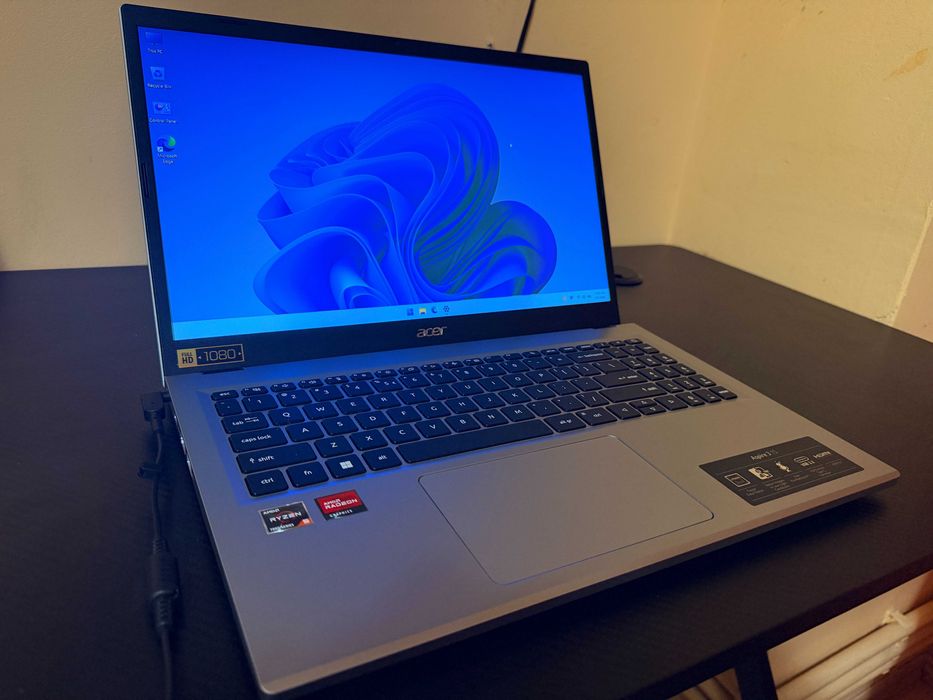 Laptop Acer  • Ryzen 5 7520u • 16GB DDR5  • Acumulator 100%  •  Ca Nou