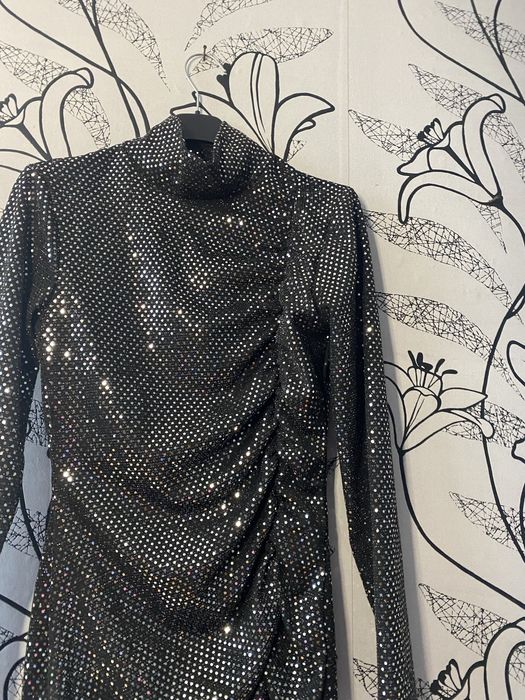 Елегантна черна рокля с пайети