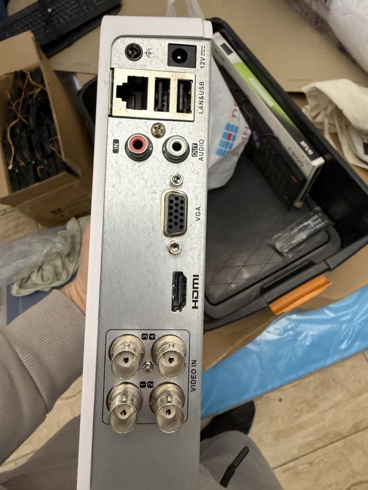 DVR и камера DS-7104HQHI-K1