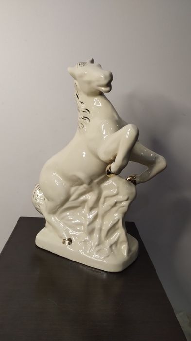Изключително красива статуетка на кон от порцелан.