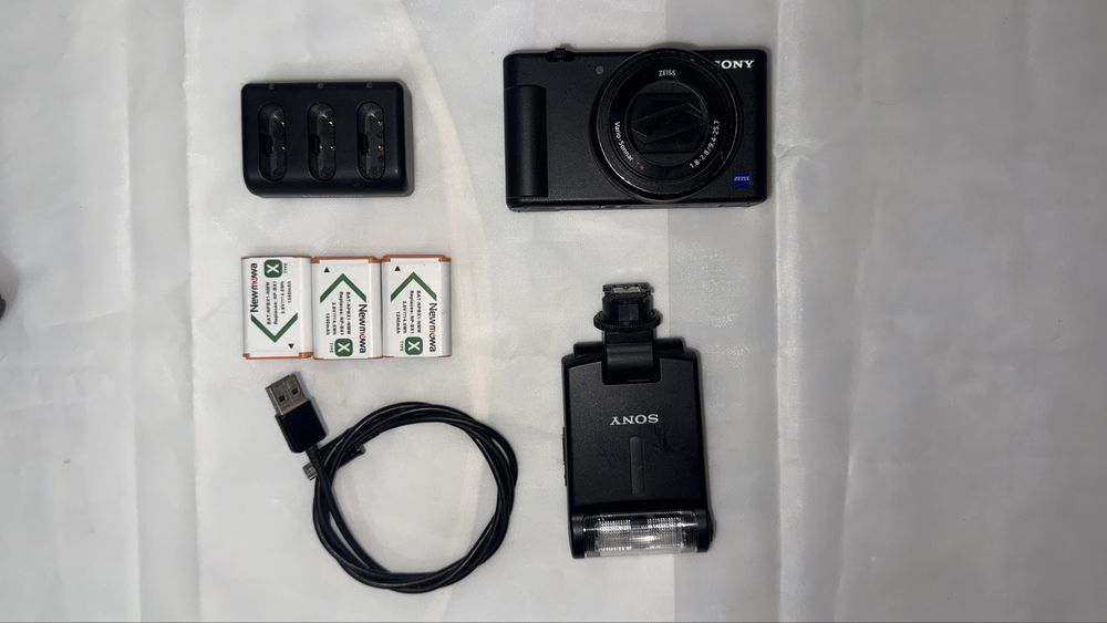 Sony ZV-1 + вспышка Sony HVL-F20M (3 аккума + зарядка, защитныйфильтр)