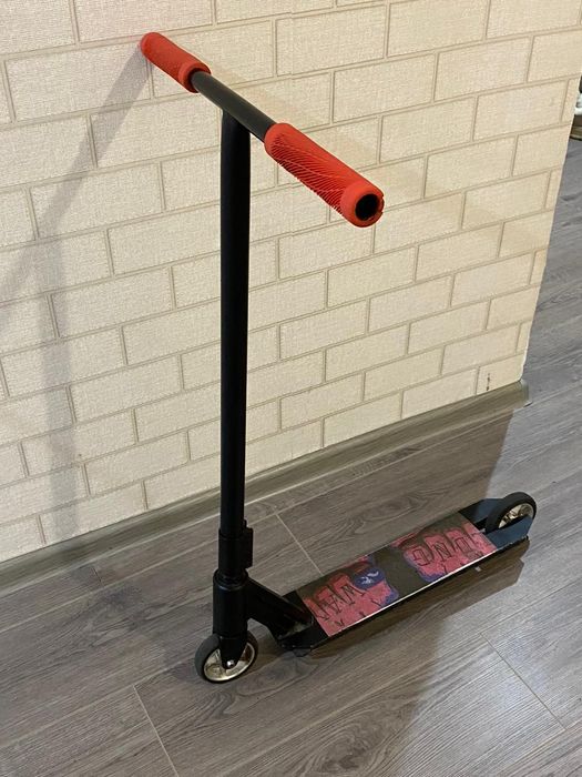 Трюковой самокат, скейтборд.