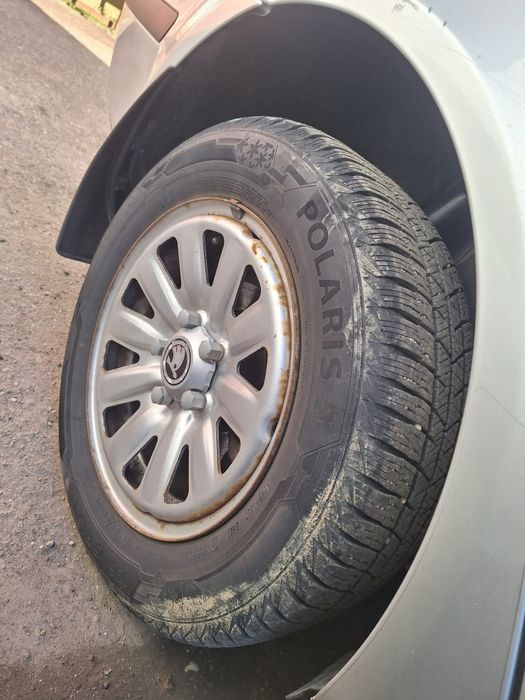 Vand anvelope cu tot cu jante