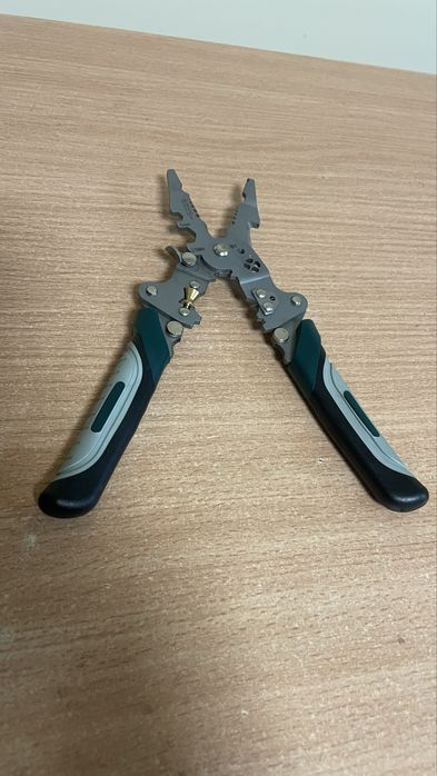 Сгъваеми електричарски клещи