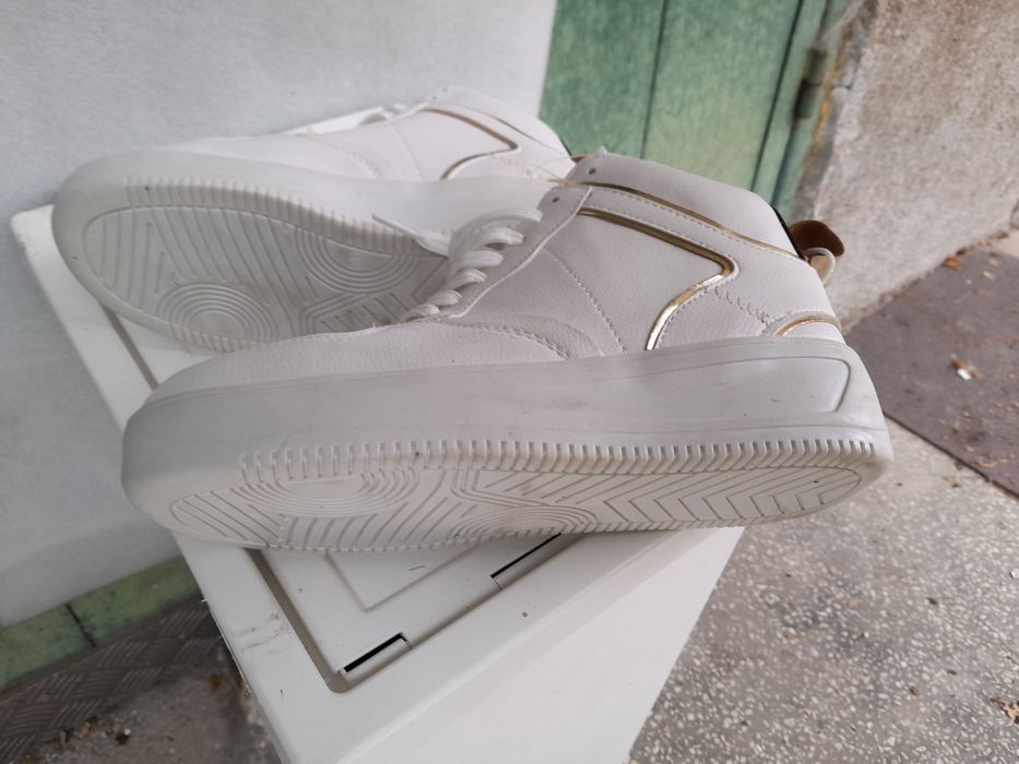 Красиви НОВИ бели маратонки марка VENICE