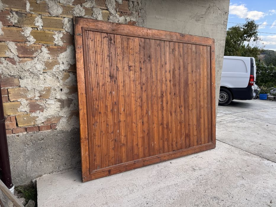 Дървена врата тип крило