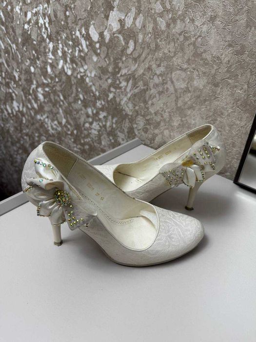 Продаются бело-кремовые туфли / Oq va krem ​​rangli poyabzal sotiladi