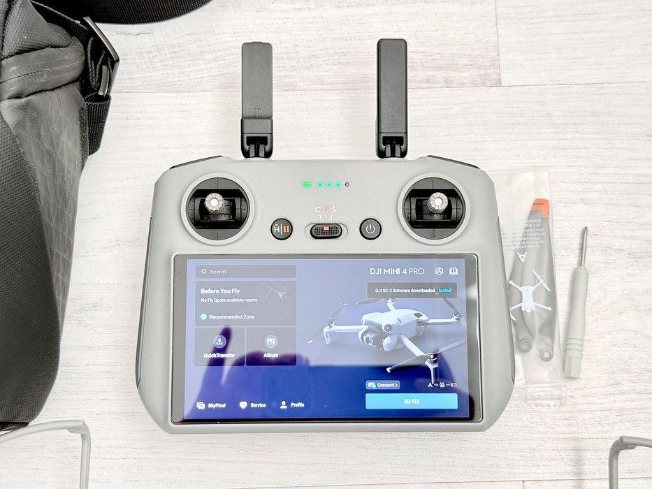 DJI Mini 4 Pro 4K Fly More Combo + DJI RC 2 + protectie ecran și elici