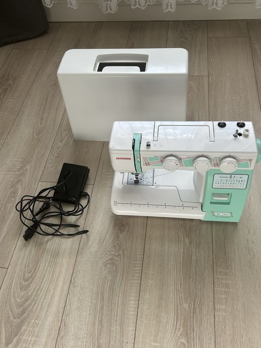 Машинка швейная, оверлок