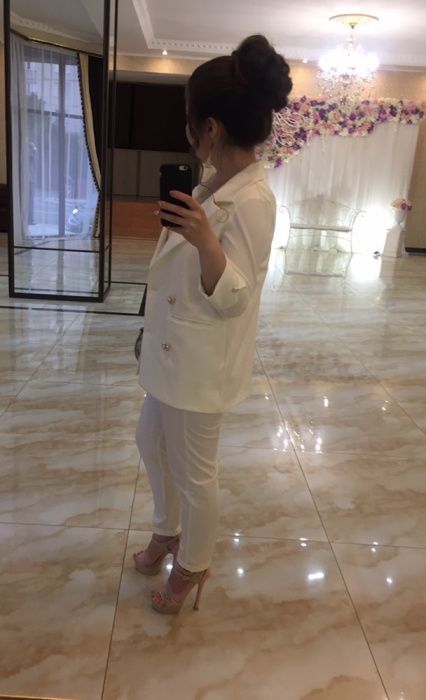 Продам костюмчик с брючками и с топиком