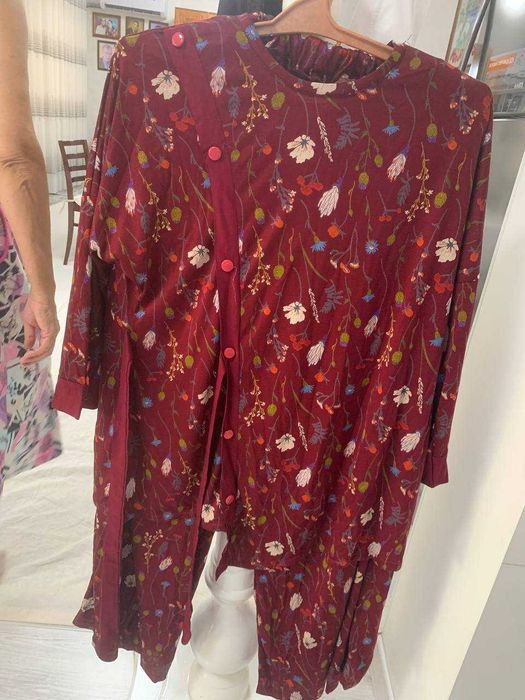 Женский костюм двойка (туника и брюки), бордовый с цветочным принтом