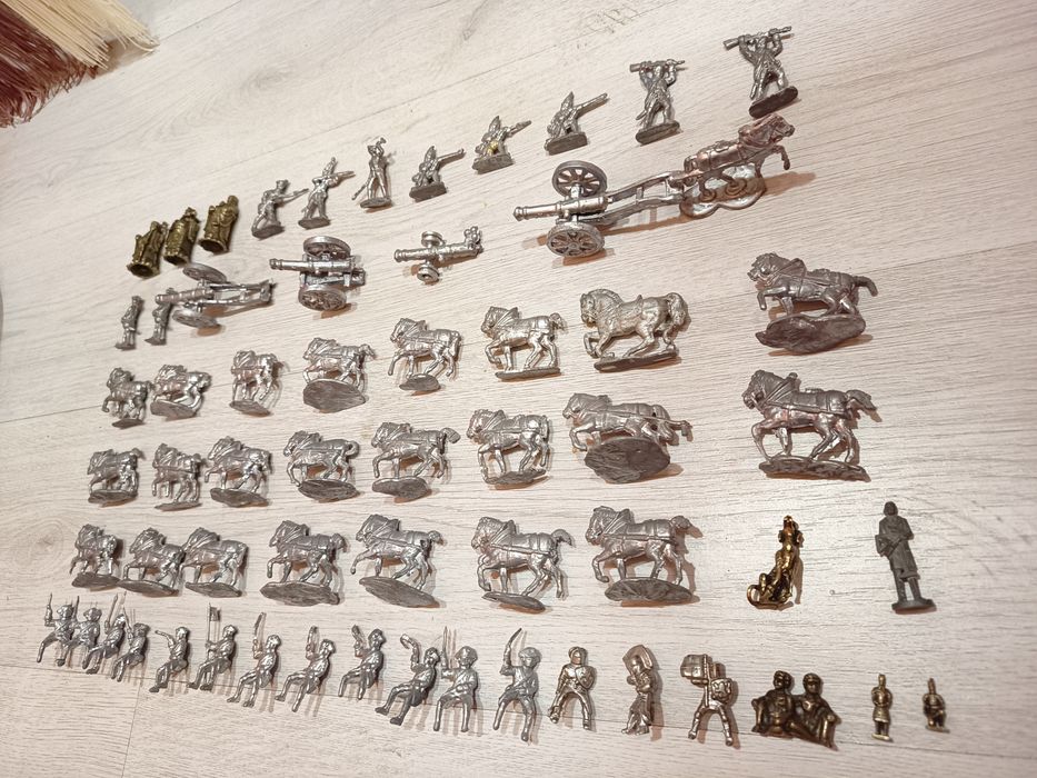 60 бр метални фигурки войници и др