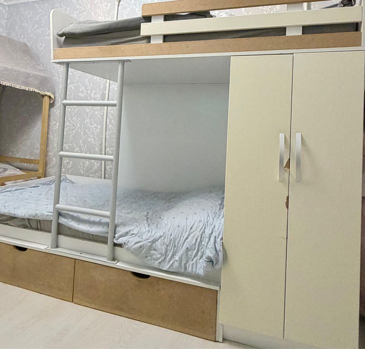 Продам двухъярусную кровать+ письменный стол
