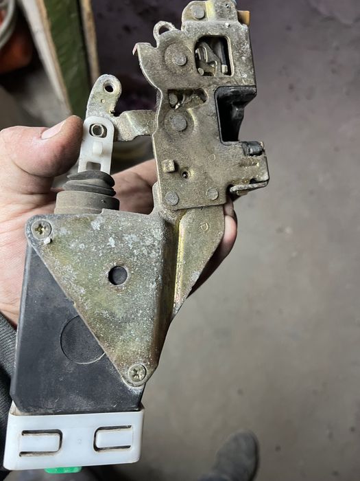 Централно заключване за Volvo v40 и дръжка за задна врата