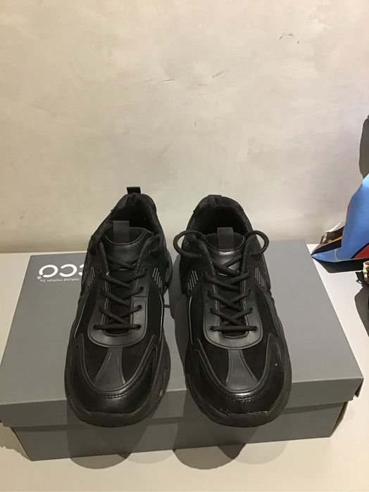 Черни маратонки