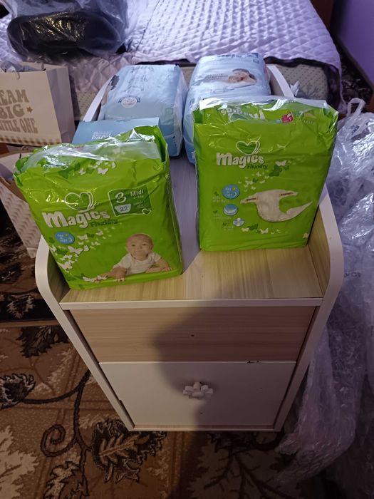 Бебешки нещата памперси и хумана аптамил прематур