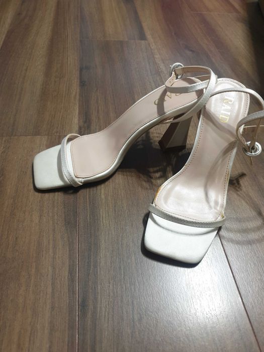 Елегантни дамски сандали на ток