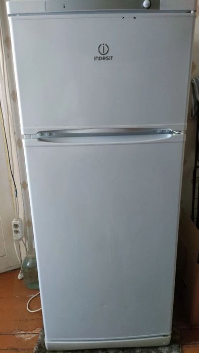 Продаю Холодильник INDESIT