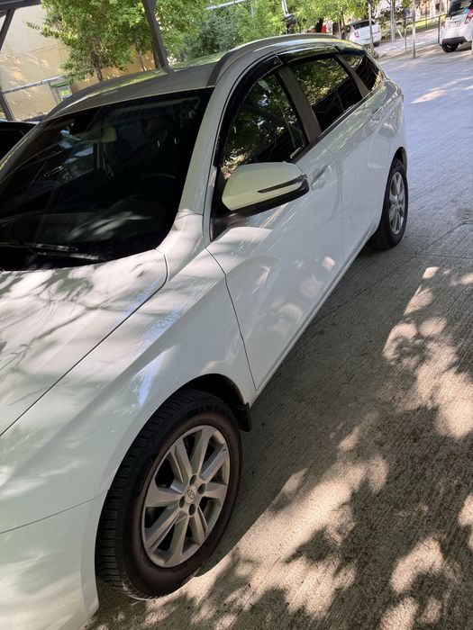 Продается Lada Vesta SW 1.8, 2020 года.