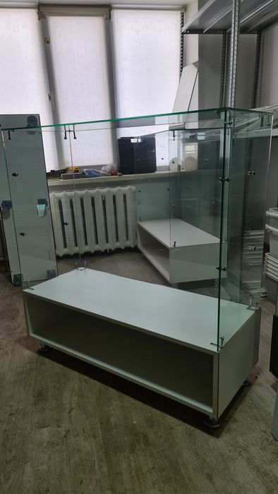 Прилавок с двумя стеклянными полочками