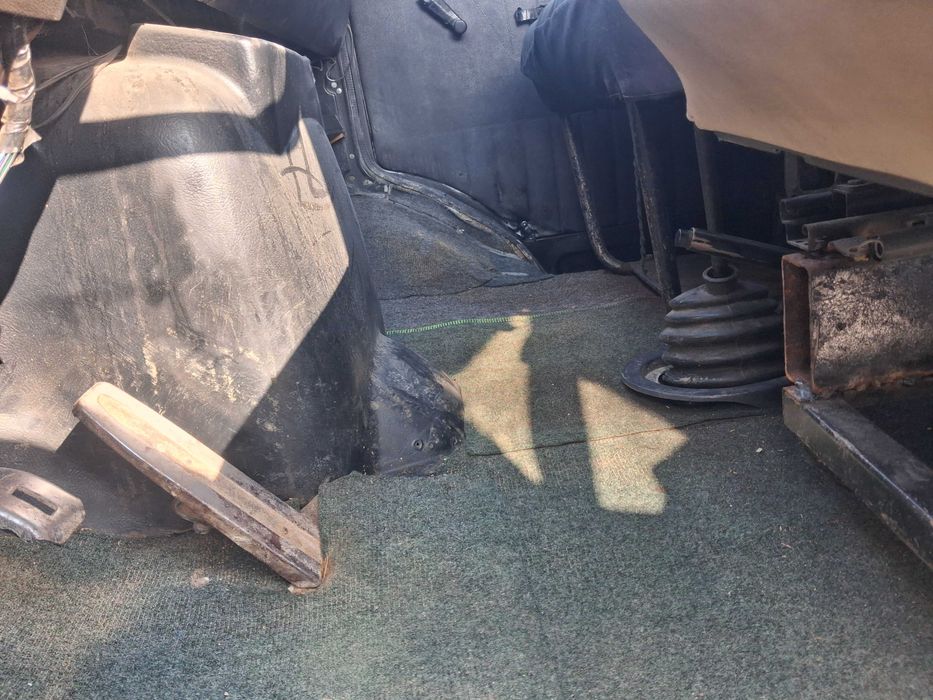 Camionetă ribaltabilă trilaterală