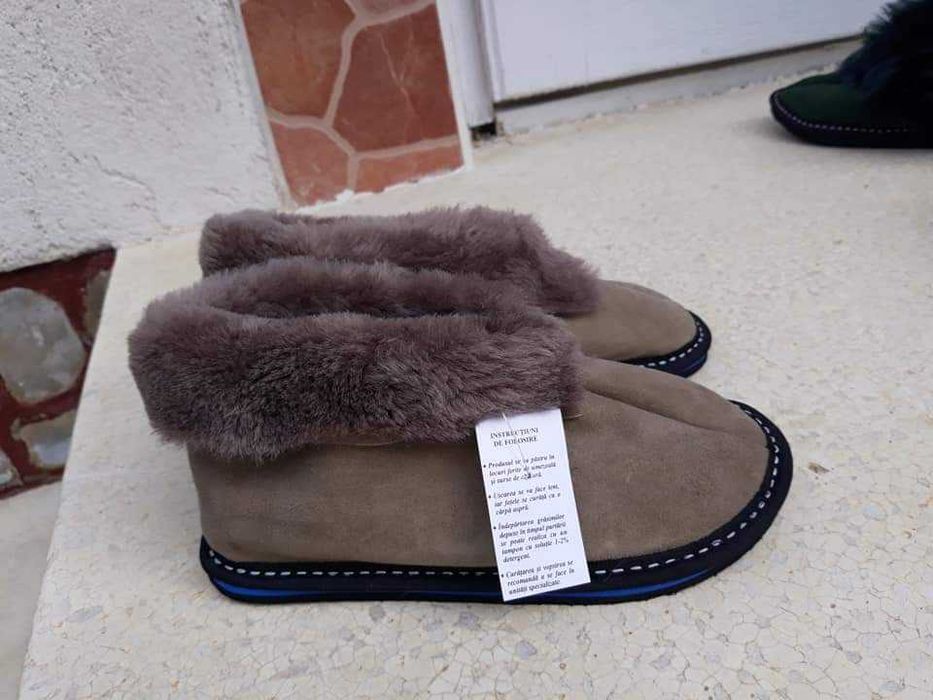 Botoși din blană naturală ovină