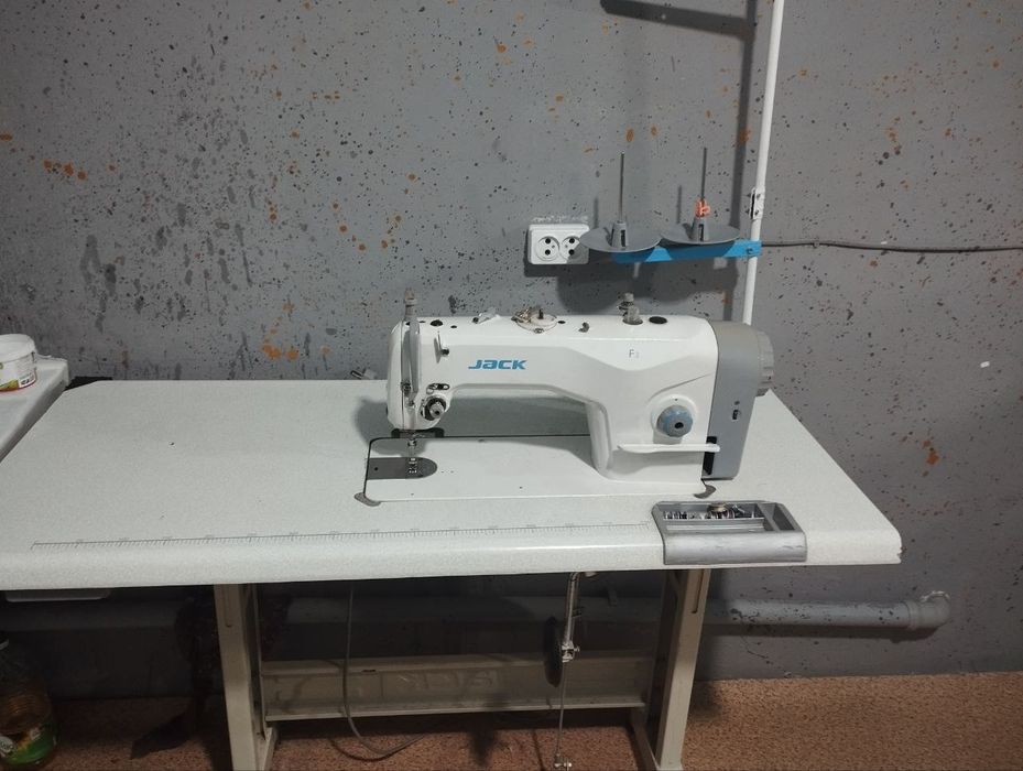 Kir yuvish mashinasi va tikuv mashinkasi sotiladi