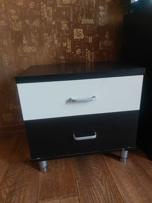 Продам трюмо с зеркалом и двумя тумбочками