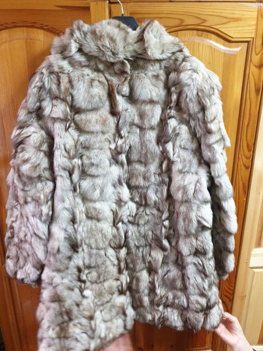 Кожено палто от сребърна лисица.