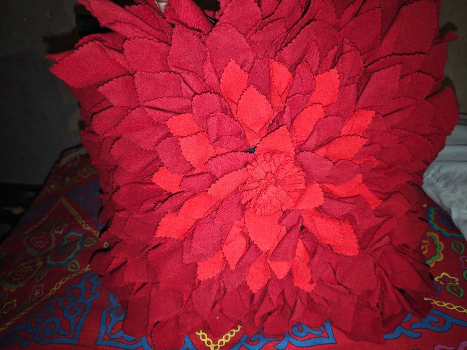 Подушка диванная есть 2 шт, станция метро Москва